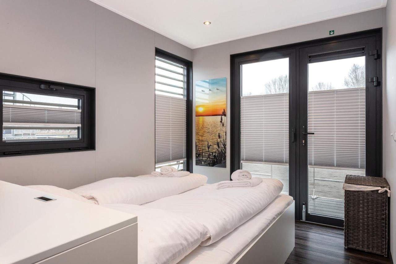Welcome In - Houseboat 'Elysium' Met Eigen Aanlegsteiger Sneek - Offingawier Exterior photo