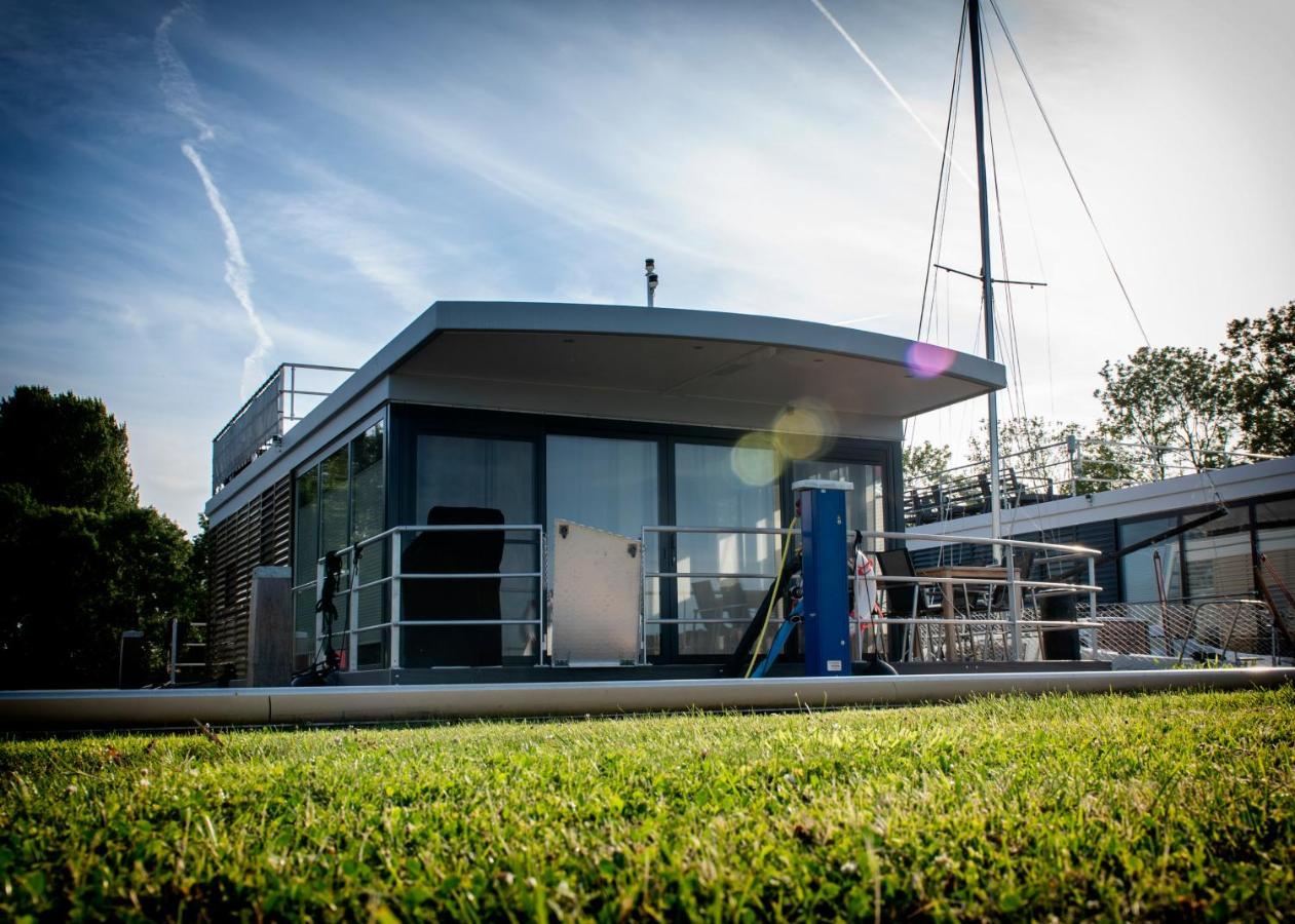 Welcome In - Houseboat 'Elysium' Met Eigen Aanlegsteiger Sneek - Offingawier Exterior photo
