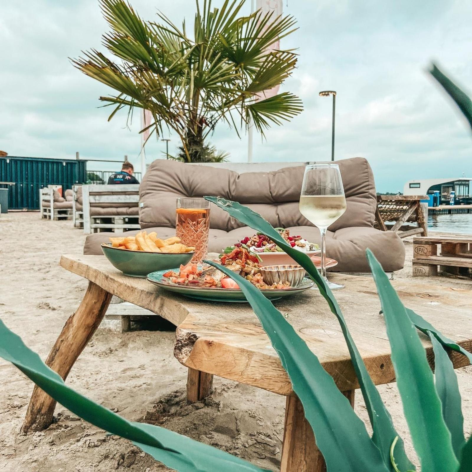 Welcome In - Houseboat 'Elysium' Met Eigen Aanlegsteiger Sneek - Offingawier Exterior photo