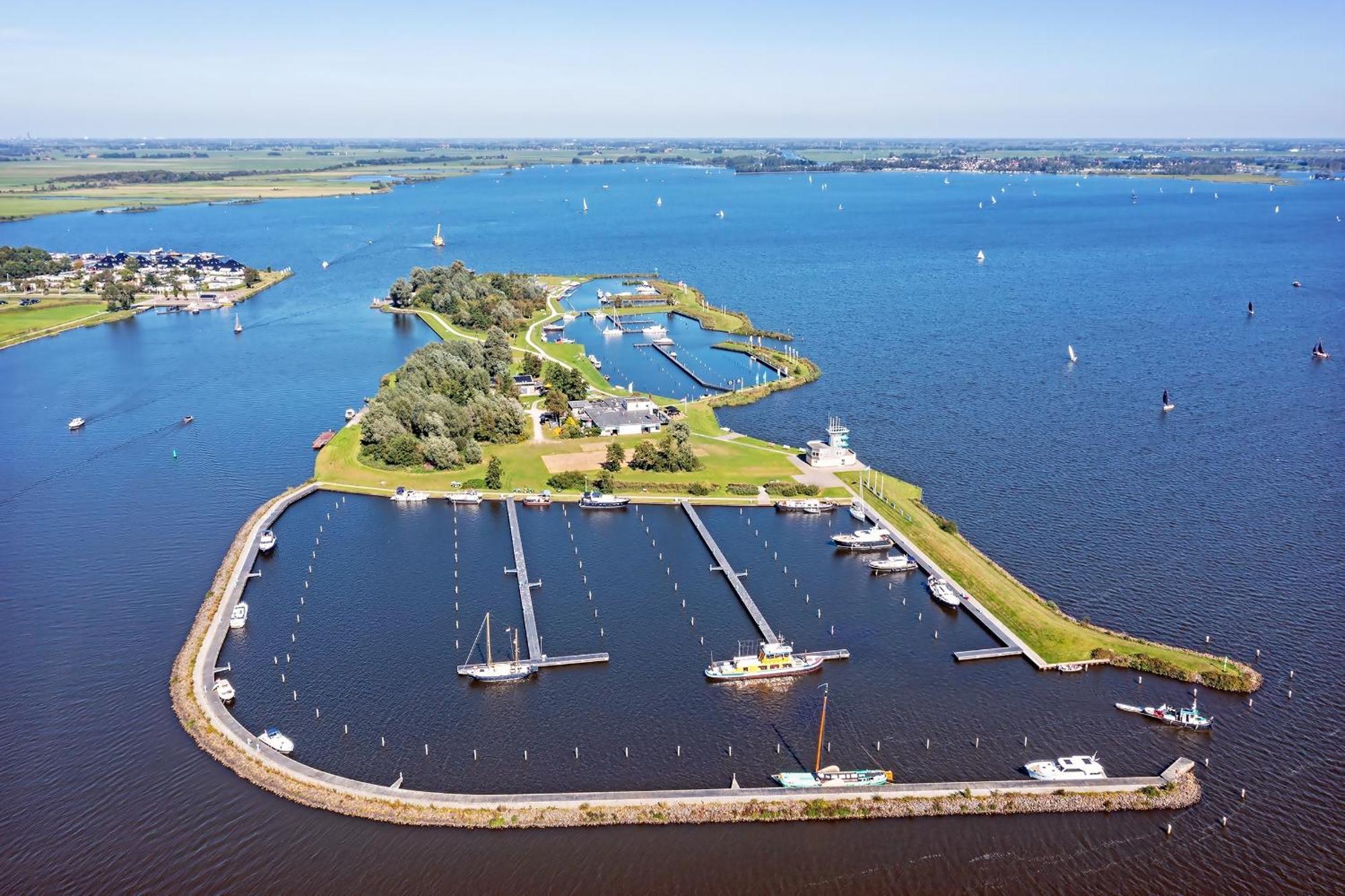 Welcome In - Houseboat 'Elysium' Met Eigen Aanlegsteiger Sneek - Offingawier Exterior photo